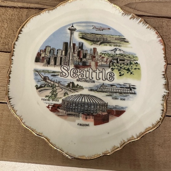 Collectors Seattle Plate, 7 in round - Picture 2 of 3